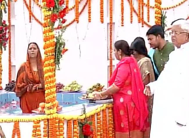 डूबते सूरज को दिया गया अर्घ्य, हजारों श्रद्धालु घाटों पर पहुंचे