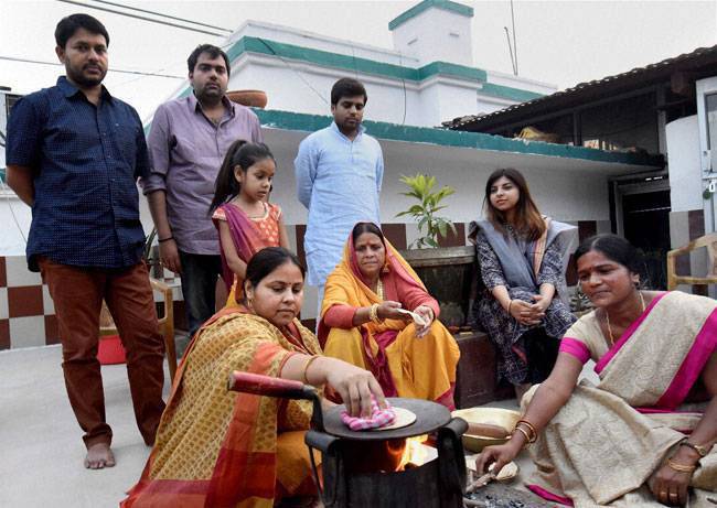 डूबते सूरज को दिया गया अर्घ्य, हजारों श्रद्धालु घाटों पर पहुंचे