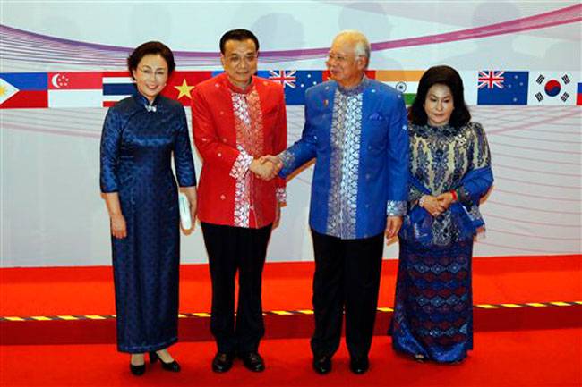 मलेशिया: डिनर पार्टी में PM मोदी का रंग-बिरंगा अंदाज