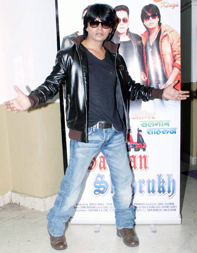 शाहरुख, आमिर और सलमान के डुप्लीकेट्स ने साथ मनाया शाहरुख का 50वां बर्थडे