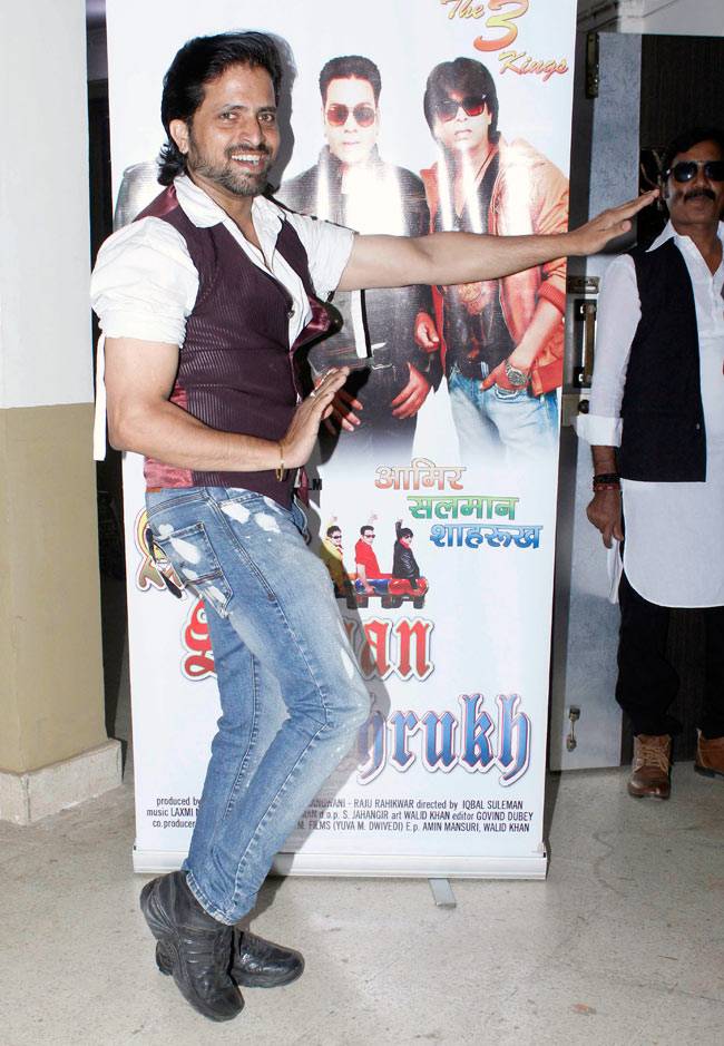 शाहरुख, आमिर और सलमान के डुप्लीकेट्स ने साथ मनाया शाहरुख का 50वां बर्थडे