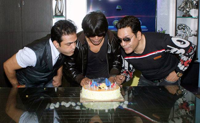 शाहरुख, आमिर और सलमान के डुप्लीकेट्स ने साथ मनाया शाहरुख का 50वां बर्थडे