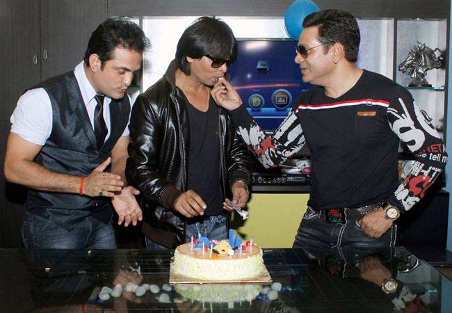 शाहरुख, आमिर और सलमान के डुप्लीकेट्स ने साथ मनाया शाहरुख का 50वां बर्थडे