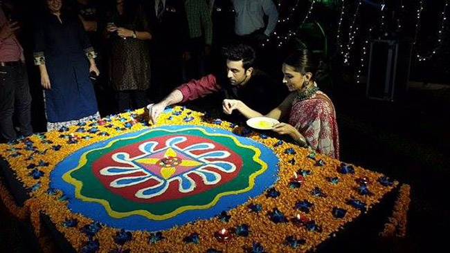 दिवाली मनाने में जुटे बॉलीवुड सितारे, दिल्ली भी गुलजार