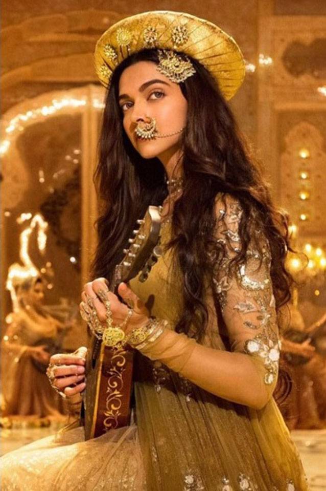 कौन सी बॉलीवुड एक्ट्रेस का पीरियड लुक आपको सबसे अच्छा लगा!