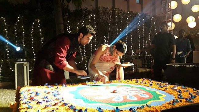 दिवाली मनाने में जुटे बॉलीवुड सितारे, दिल्ली भी गुलजार