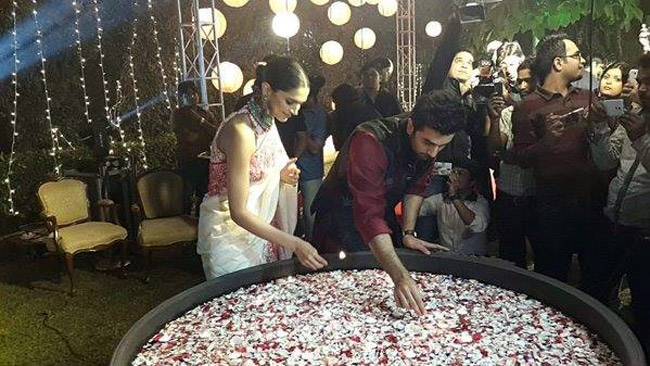 दिवाली मनाने में जुटे बॉलीवुड सितारे, दिल्ली भी गुलजार