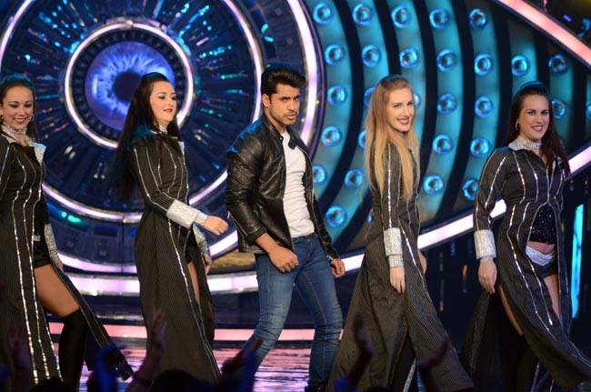 Bigg Boss 9:  सलमान के साथ डेजी और जरीन ने जमकर लगाए ठुमके