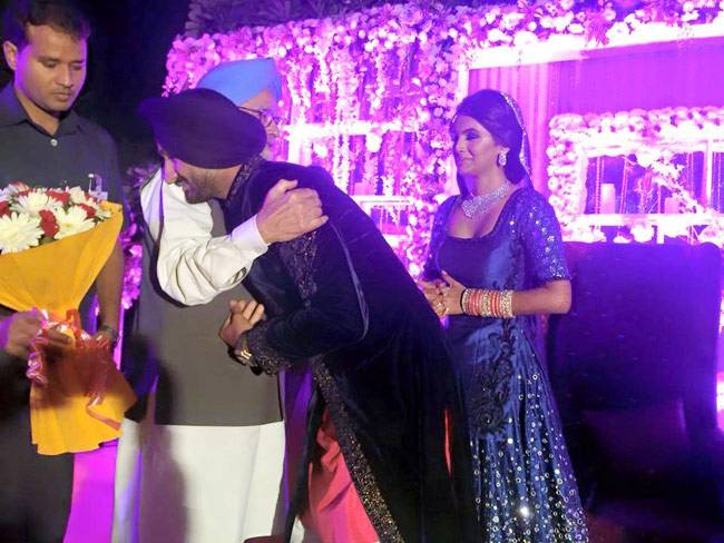 हरभजन-गीता बसरा के रिसेप्शन में पहुंचे PM मोदी और मनमोहन सिंह