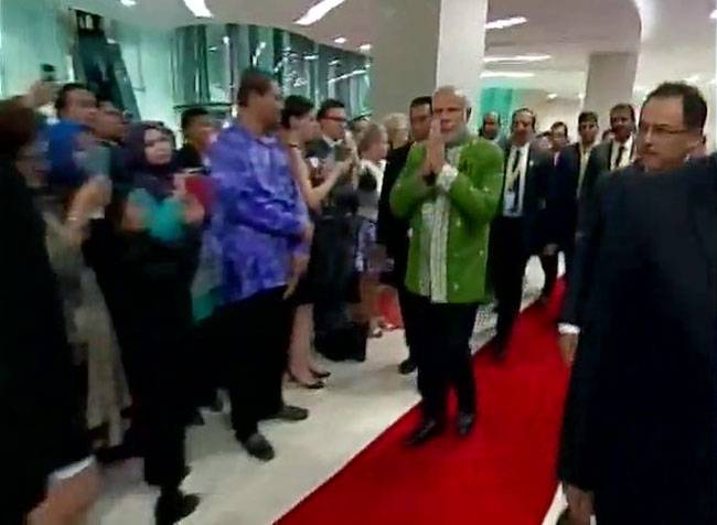 मलेशिया: डिनर पार्टी में PM मोदी का रंग-बिरंगा अंदाज