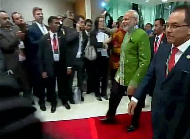 मलेशिया: डिनर पार्टी में PM मोदी का रंग-बिरंगा अंदाज