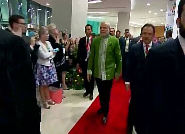 मलेशिया: डिनर पार्टी में PM मोदी का रंग-बिरंगा अंदाज