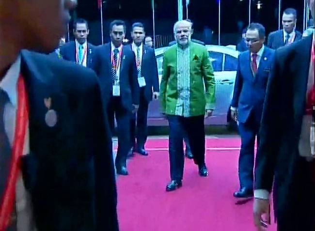 मलेशिया: डिनर पार्टी में PM मोदी का रंग-बिरंगा अंदाज