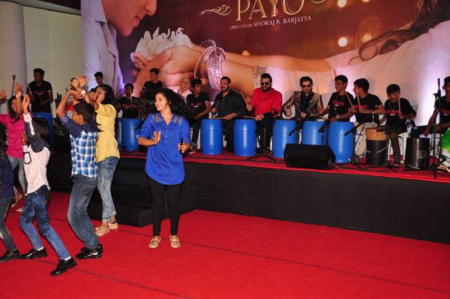 सलमान-सोनम ने धारावी रॉक्स के साथ मनाई दिवाली