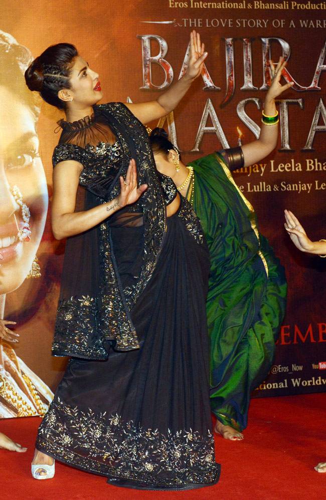 'बाजीराव मस्तानी' का नया गाना लॉन्च करने पहुंचे रणवीर-प्रियंका