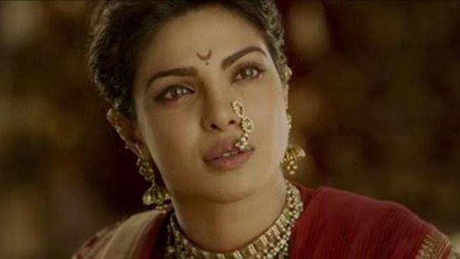 'बाजीराव मस्तानी' के ट्रेलर लॉन्च पर पहुंचे दीपिका-रणवीर