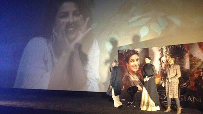 'बाजीराव मस्तानी' के ट्रेलर लॉन्च पर पहुंचे दीपिका-रणवीर