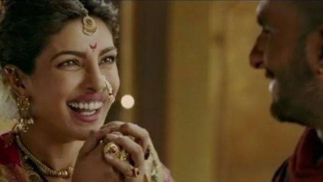 'बाजीराव मस्तानी' के ट्रेलर लॉन्च पर पहुंचे दीपिका-रणवीर