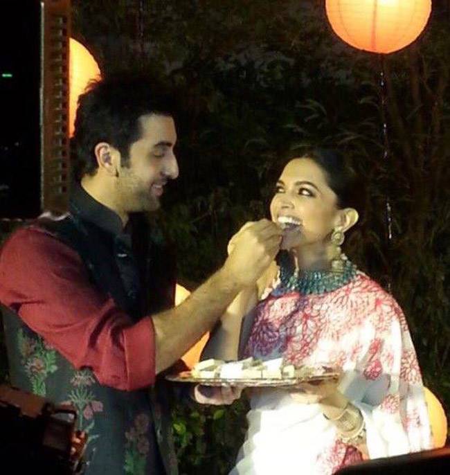 दिवाली मनाने में जुटे बॉलीवुड सितारे, दिल्ली भी गुलजार