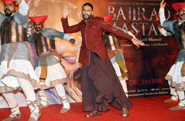 'बाजीराव मस्तानी' का नया गाना लॉन्च करने पहुंचे रणवीर-प्रियंका