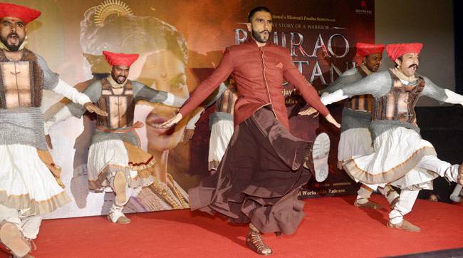 'बाजीराव मस्तानी' का नया गाना लॉन्च करने पहुंचे रणवीर-प्रियंका