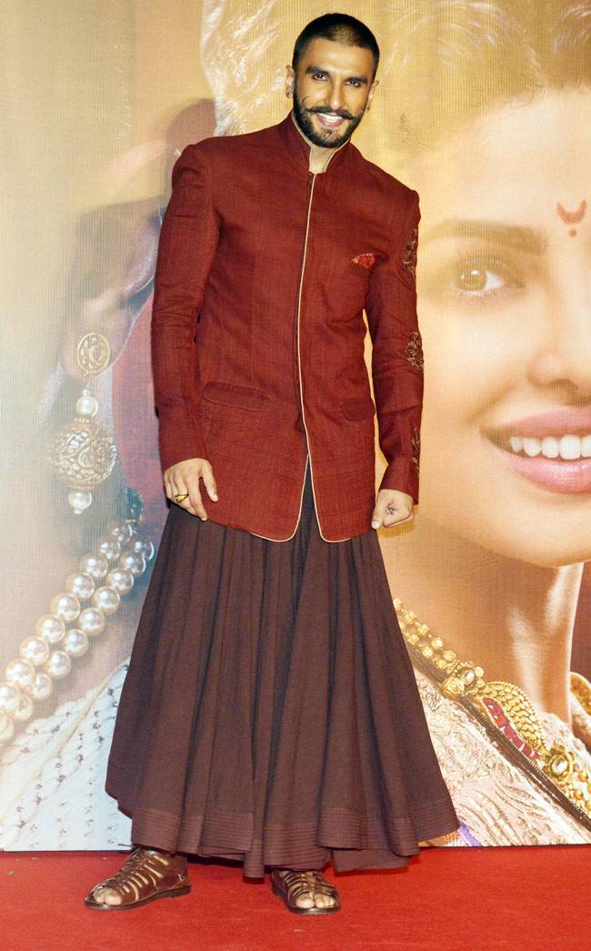 'बाजीराव मस्तानी' का नया गाना लॉन्च करने पहुंचे रणवीर-प्रियंका