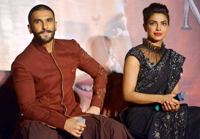 'बाजीराव मस्तानी' का नया गाना लॉन्च करने पहुंचे रणवीर-प्रियंका