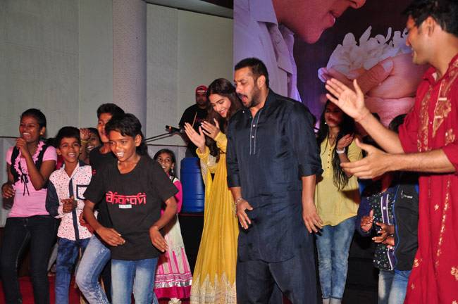 सलमान-सोनम ने धारावी रॉक्स के साथ मनाई दिवाली