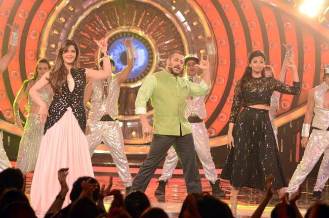 Bigg Boss 9:  सलमान के साथ डेजी और जरीन ने जमकर लगाए ठुमके