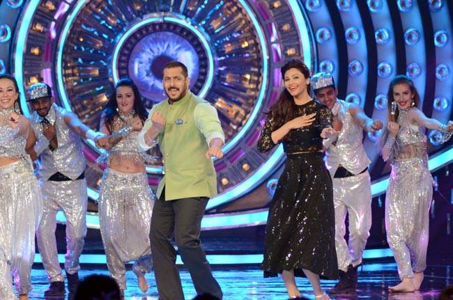 Bigg Boss 9:  सलमान के साथ डेजी और जरीन ने जमकर लगाए ठुमके