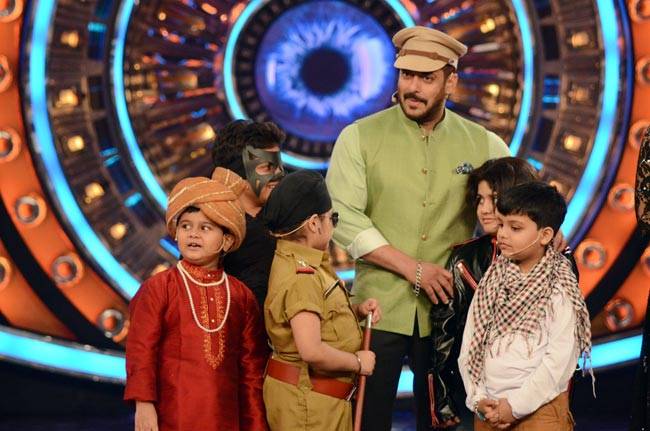 Bigg Boss 9:  सलमान के साथ डेजी और जरीन ने जमकर लगाए ठुमके