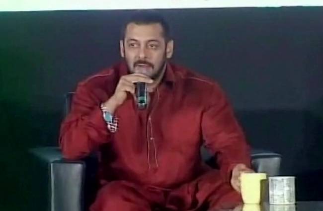 दिवाली मनाने में जुटे बॉलीवुड सितारे, दिल्ली भी गुलजार