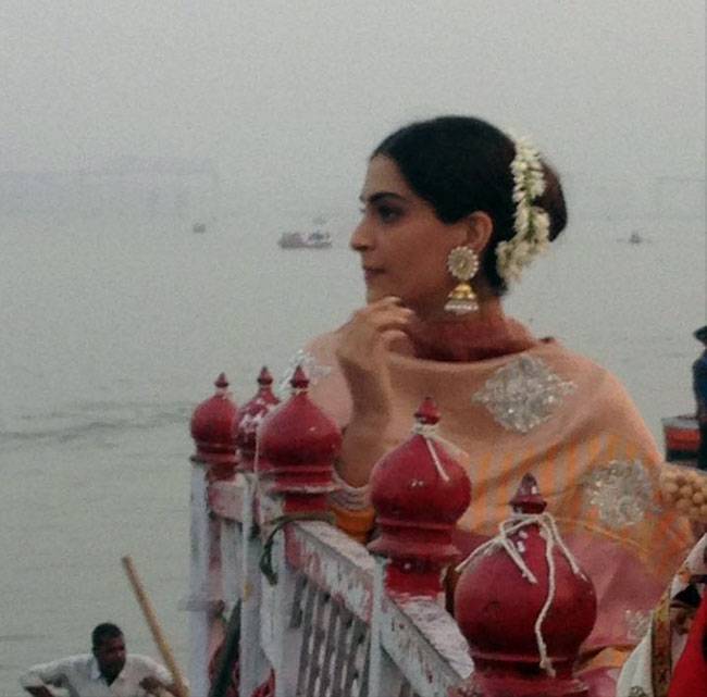 सोनम कपूर ने बनारस में मनाई देव दिवाली