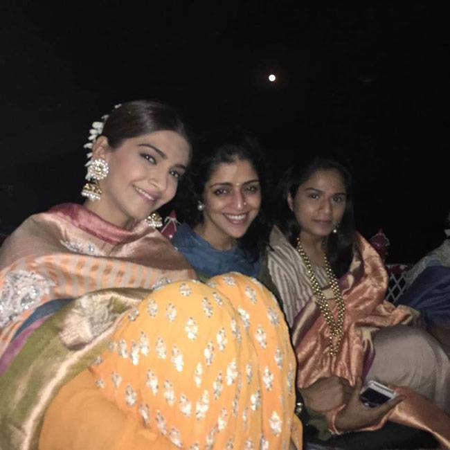 सोनम कपूर ने बनारस में मनाई देव दिवाली