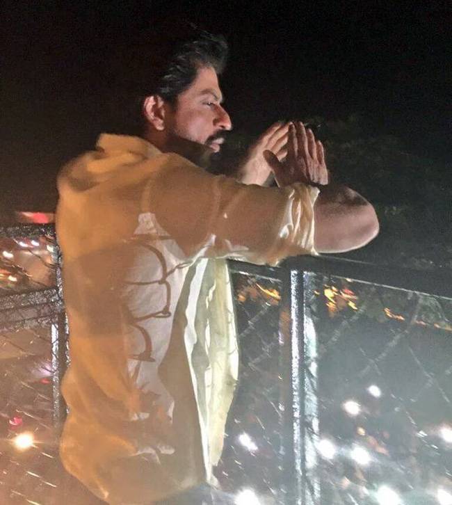 शाहरुख के बर्थडे पर रात को घर के बाहर लगा फैंस का जमावड़ा
