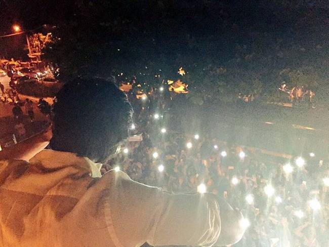 शाहरुख के बर्थडे पर रात को घर के बाहर लगा फैंस का जमावड़ा