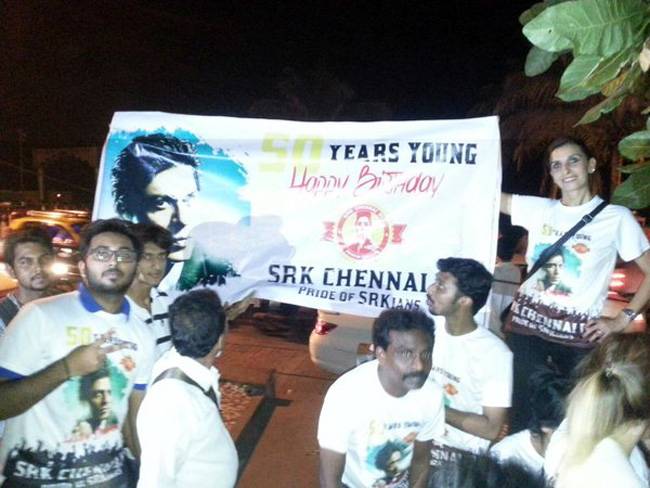 शाहरुख के बर्थडे पर रात को घर के बाहर लगा फैंस का जमावड़ा