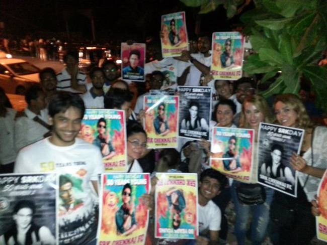 शाहरुख के बर्थडे पर रात को घर के बाहर लगा फैंस का जमावड़ा