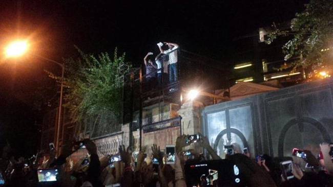 शाहरुख के बर्थडे पर रात को घर के बाहर लगा फैंस का जमावड़ा