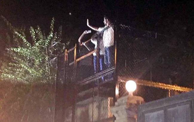 शाहरुख के बर्थडे पर रात को घर के बाहर लगा फैंस का जमावड़ा