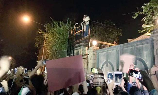 शाहरुख के बर्थडे पर रात को घर के बाहर लगा फैंस का जमावड़ा