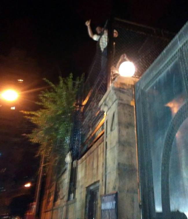 शाहरुख के बर्थडे पर रात को घर के बाहर लगा फैंस का जमावड़ा