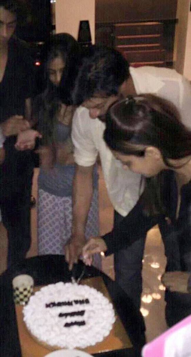 शाहरुख के बर्थडे पर रात को घर के बाहर लगा फैंस का जमावड़ा