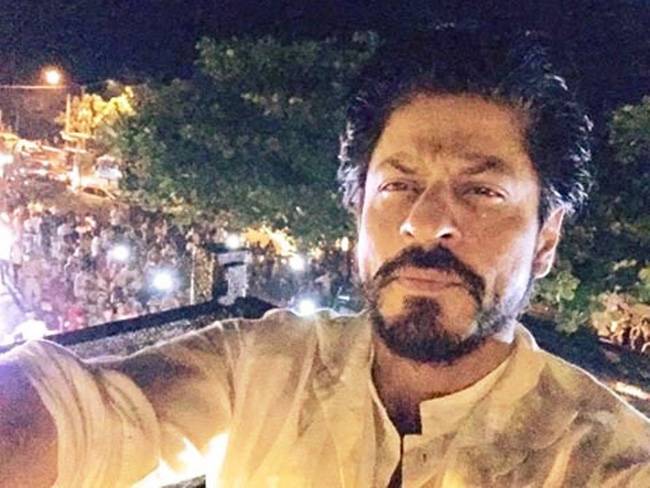 शाहरुख के बर्थडे पर रात को घर के बाहर लगा फैंस का जमावड़ा