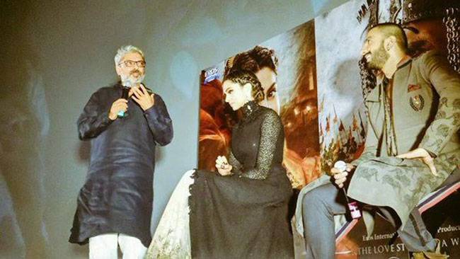 'बाजीराव मस्तानी' के ट्रेलर लॉन्च पर पहुंचे दीपिका-रणवीर