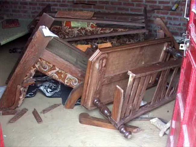 पुलिस के खौफ से खेतों में रात गुजार रहे हैं इस गांव के लोग