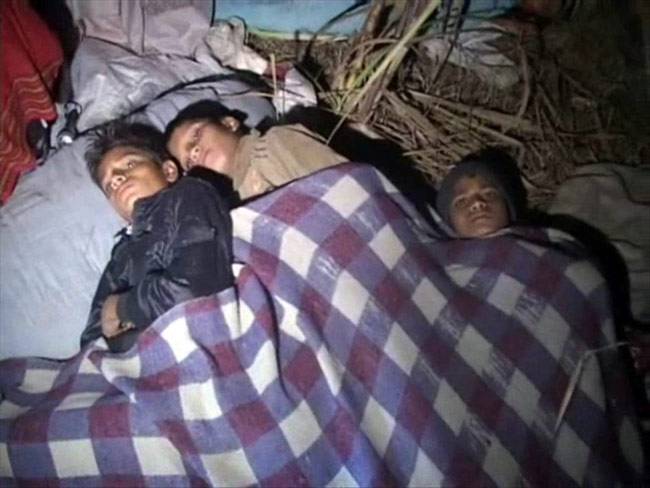 पुलिस के खौफ से खेतों में रात गुजार रहे हैं इस गांव के लोग