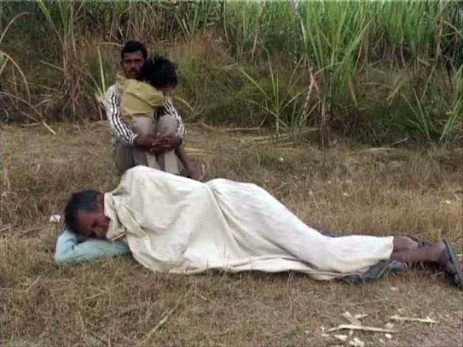 पुलिस के खौफ से खेतों में रात गुजार रहे हैं इस गांव के लोग