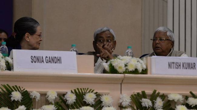 तस्वीरें: राहुल गांधी और PM मोदी ने मिलाया हाथ