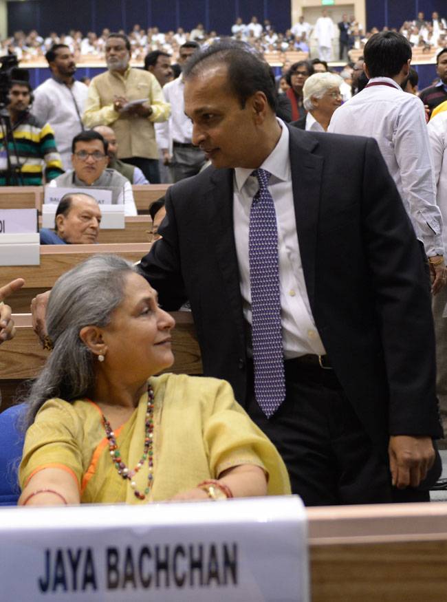 तस्वीरें: राहुल गांधी और PM मोदी ने मिलाया हाथ